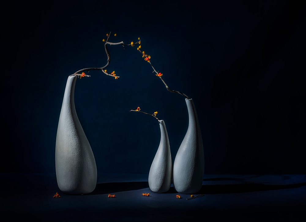 Elegante vaser med blomster av John-Mei Zhong