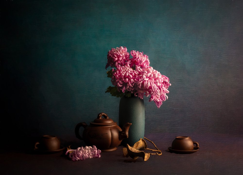 Te-stund med rosa krysantemum av John-Mei Zhong