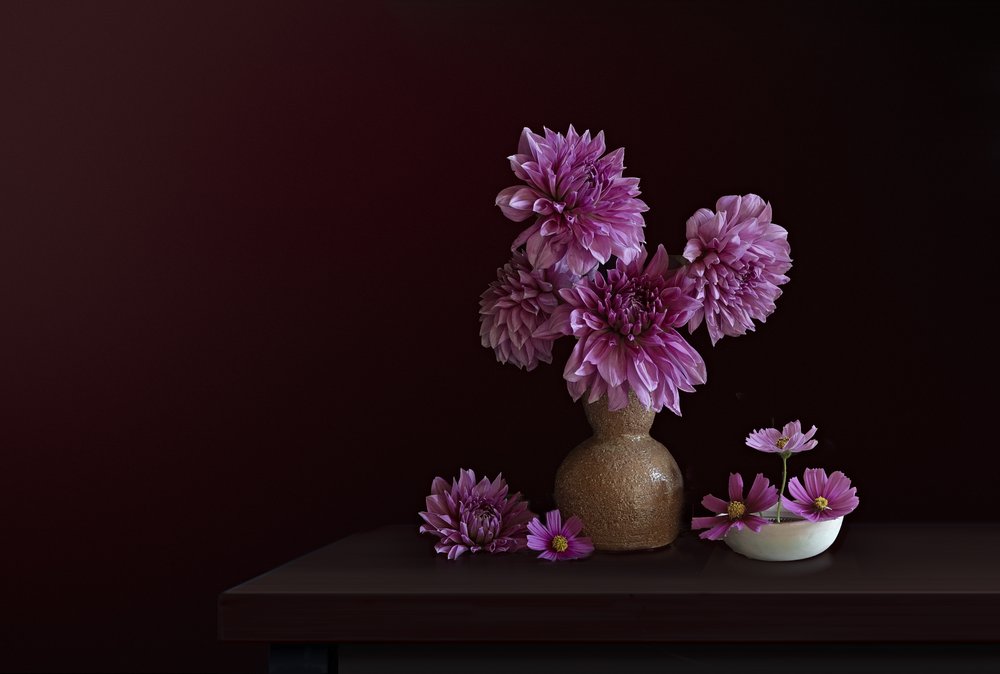 Stemningsfull dahlia-bukett av Juan Antonio Palacios
