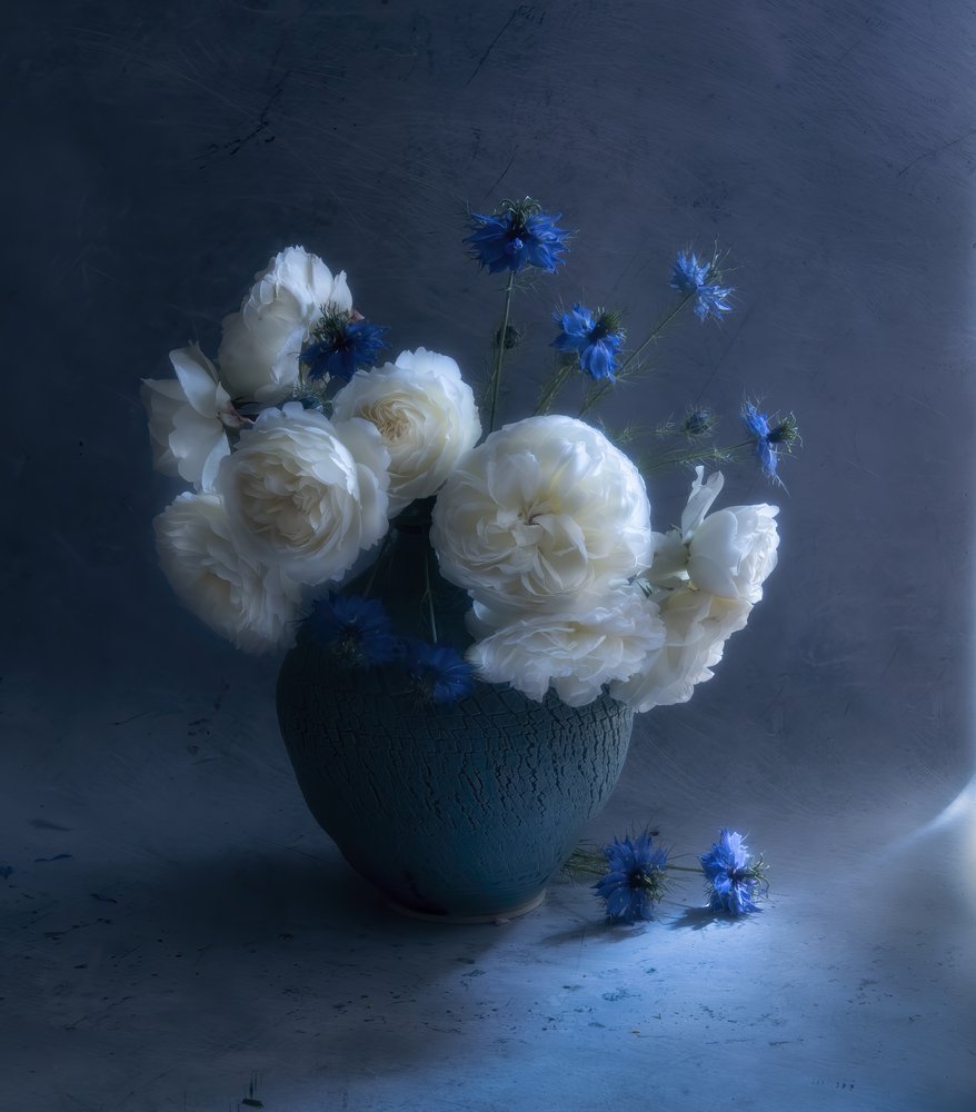 Mørkeblå blomsterstilleben av Judy Tseng