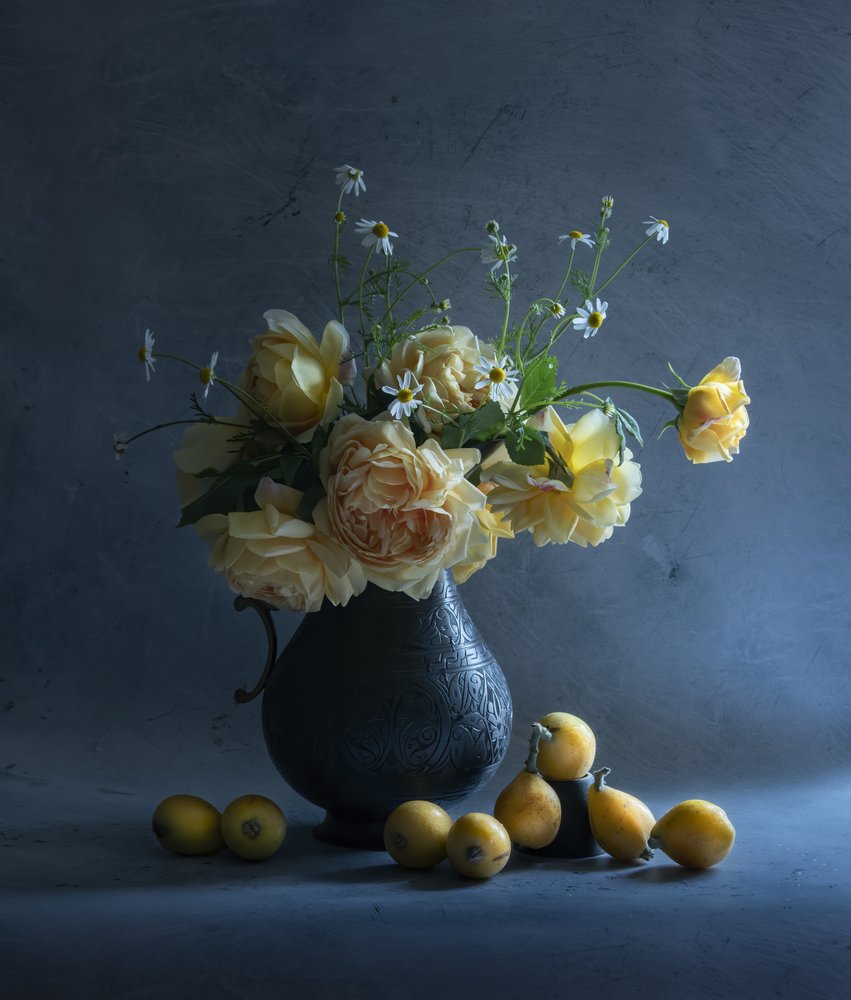 Mørkt blomsterstilleben av Judy Tseng