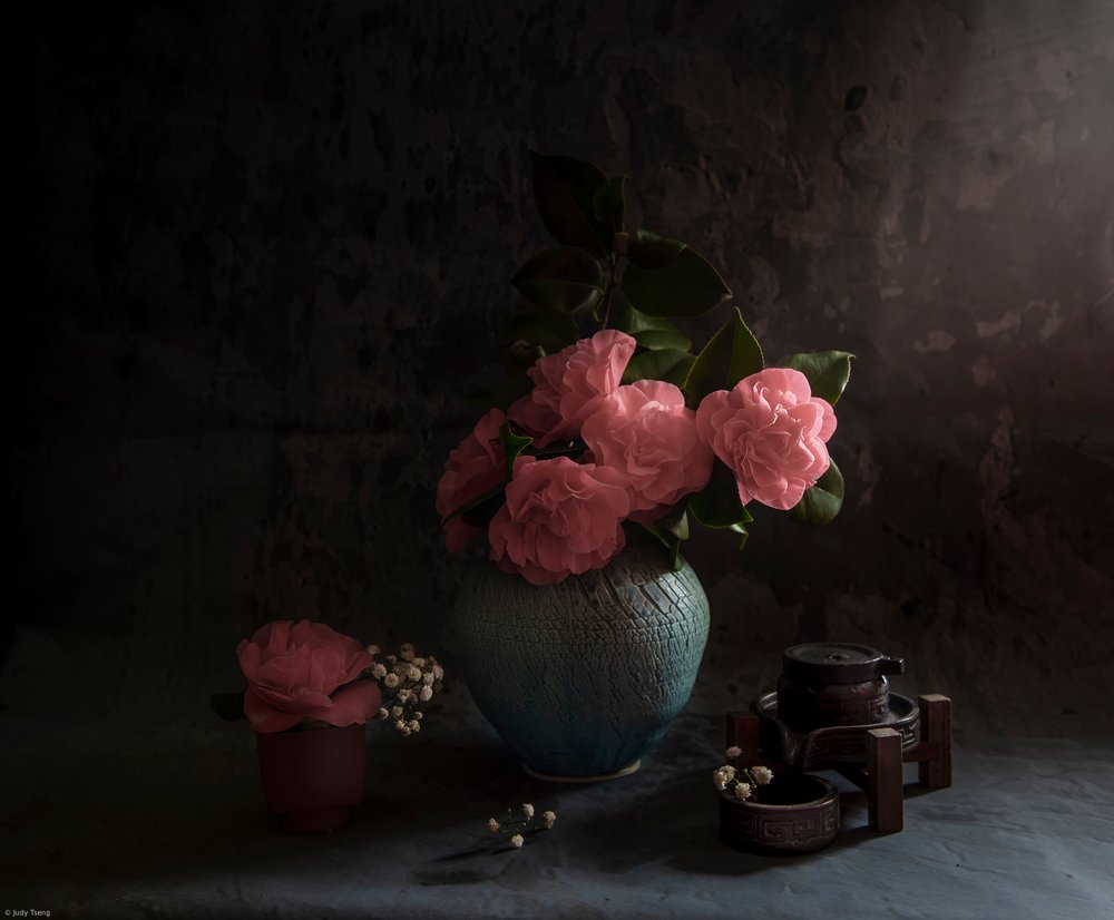 Stemningsfullt kamelia-arrangement av Judy Tseng