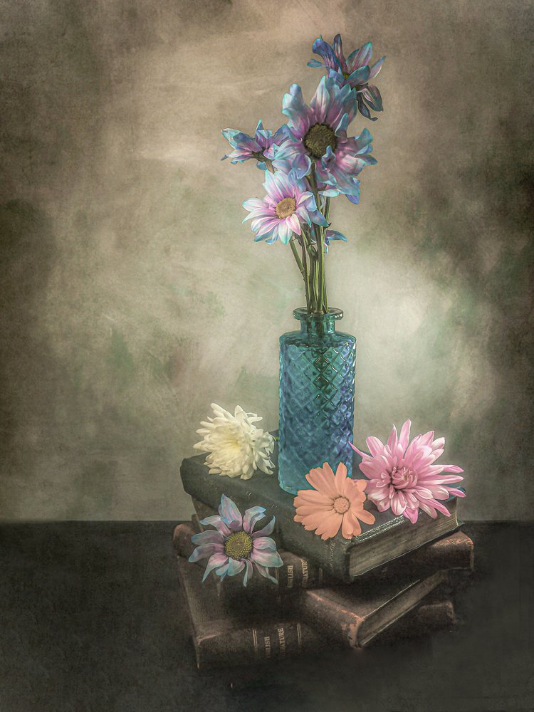 Vintageblomster og bøker av Karen Smalley