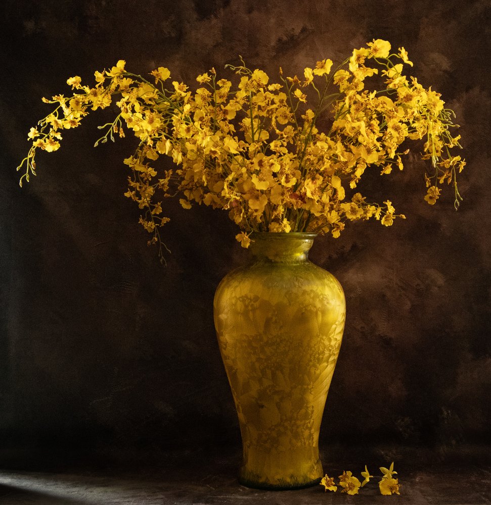 Gylne blomster i vase av LM Meng