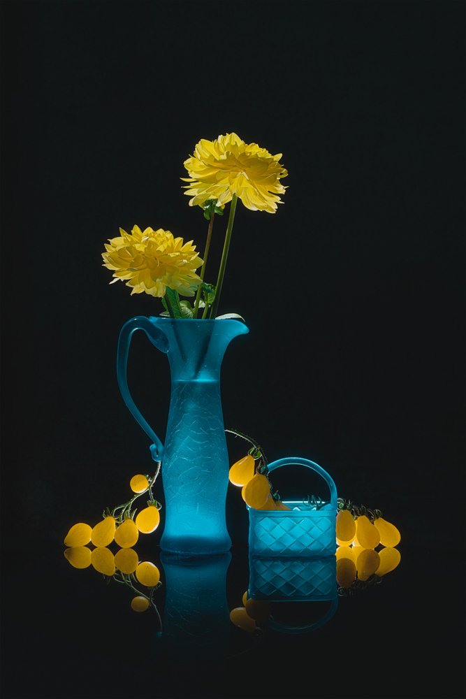 Blått glass og gule blomster av Lydia Jacobs