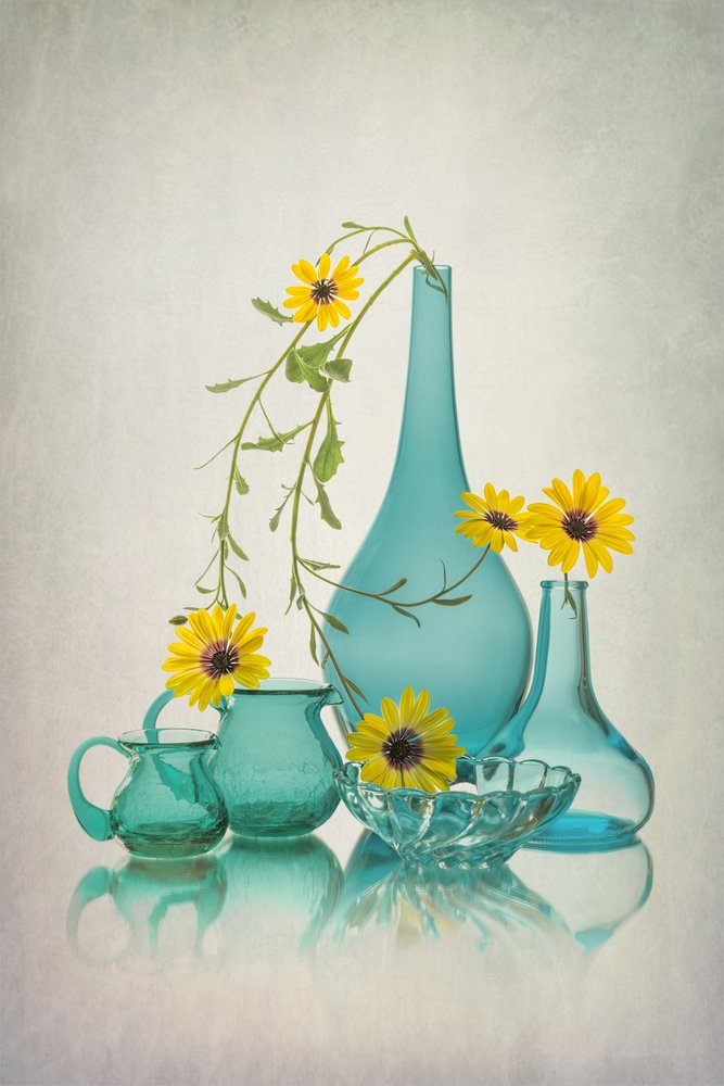 Blått glass, gule blomster av Lydia Jacobs