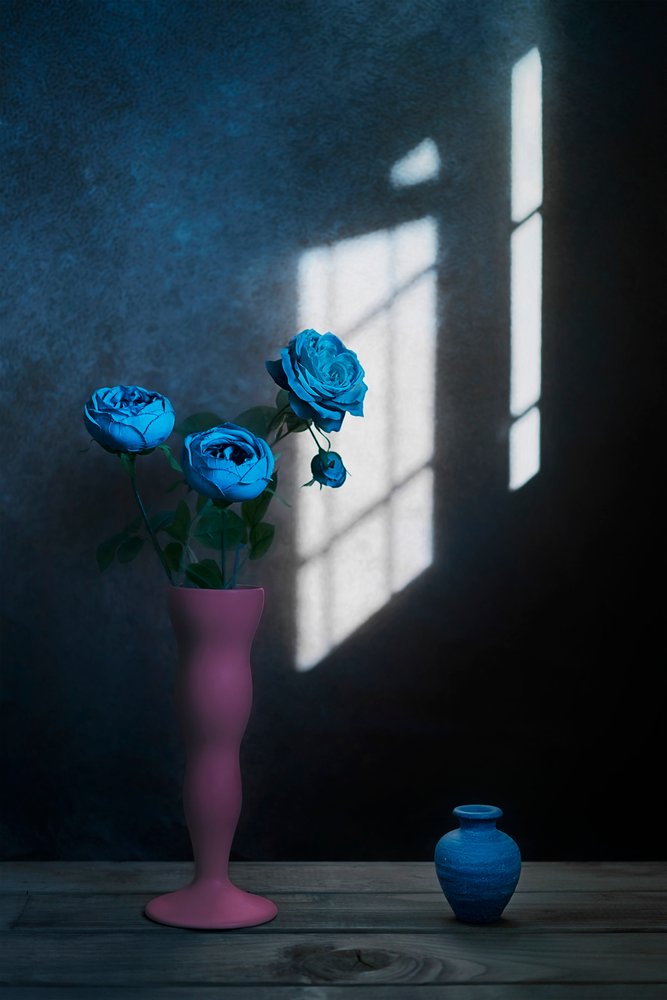 Vinduslys med blå roser av Lydia Jacobs