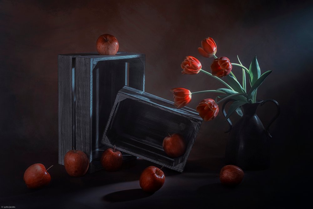 Mørk stilleben med blomster og frukt av Lydia Jacobs