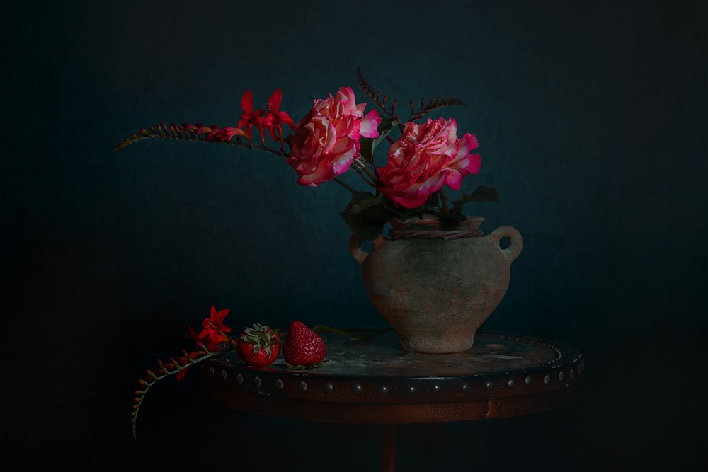 Mørkt blomsterstilleben av Lydia Jacobs