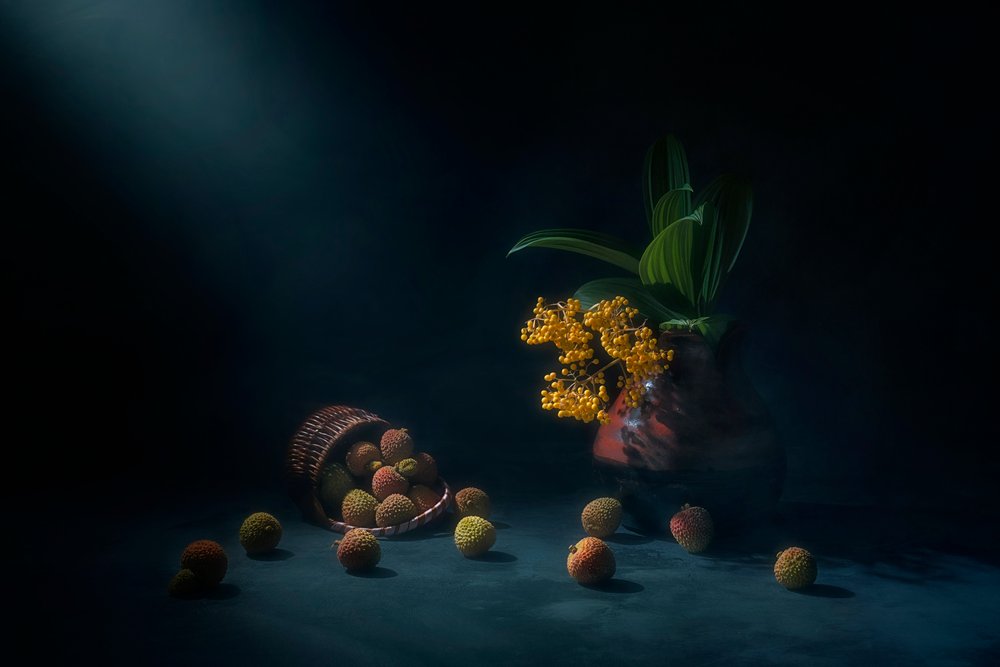 Dramatisk stilleben med litchi av Lydia Jacobs