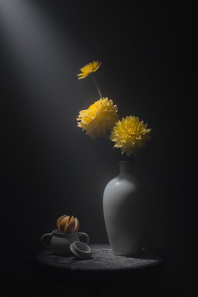Stilleben med gylne blomster av Lydia Jacobs