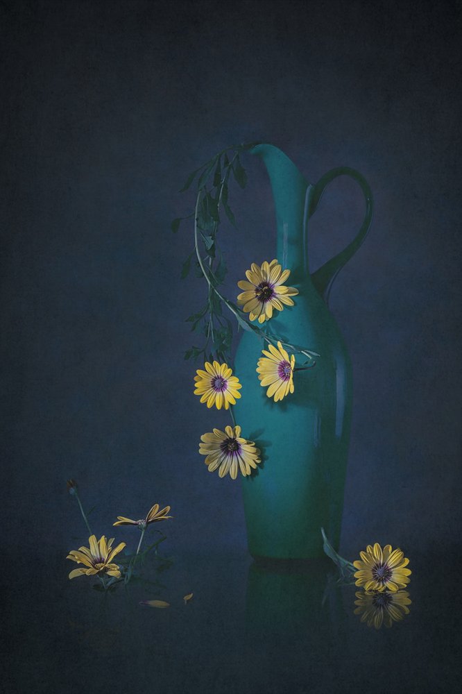 Stemningsfullt blomsterstilleben av Lydia Jacobs