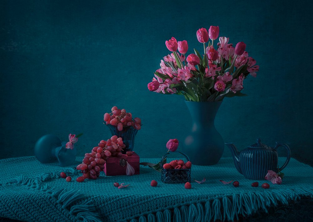 Stemningsfullt blomsterstilleben av Lydia Jacobs
