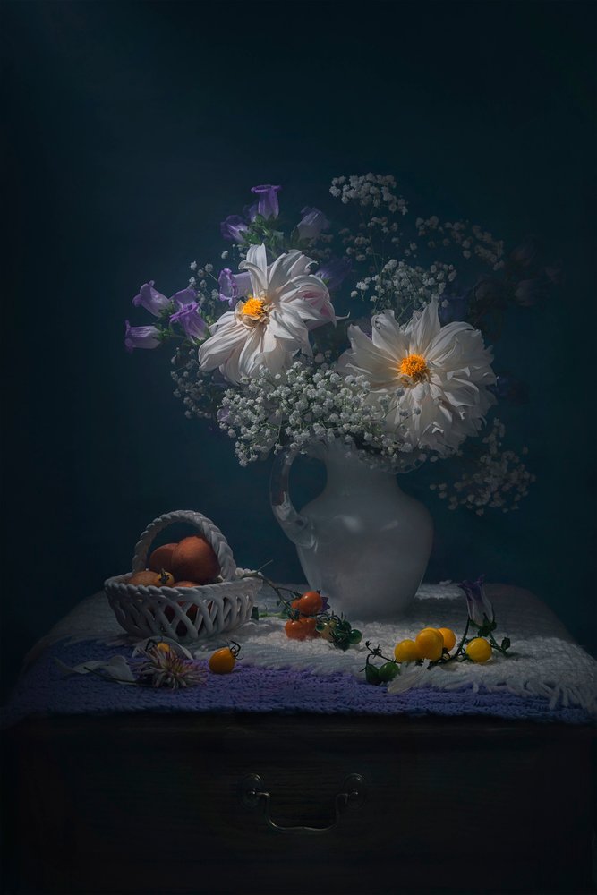 Stemningsfullt blomsterstilleben av Lydia Jacobs