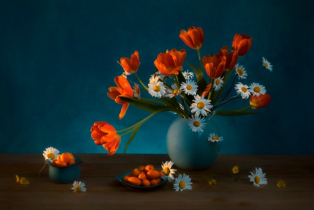 Stemningsfullt stilleben med tulipaner og tusenfryd av Lydia Jacobs
