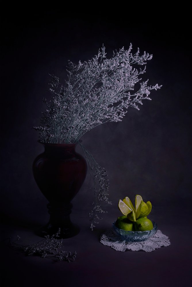 Stemningsfull vase med limefrukter av Lydia Jacobs