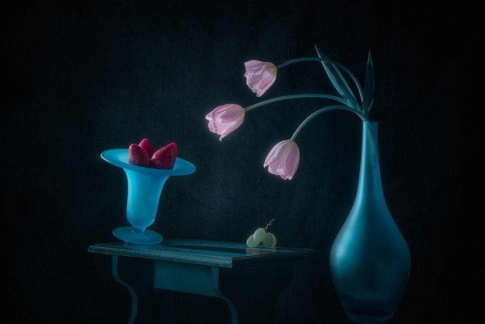 Rosa tulipaner og jordbær av Lydia Jacobs