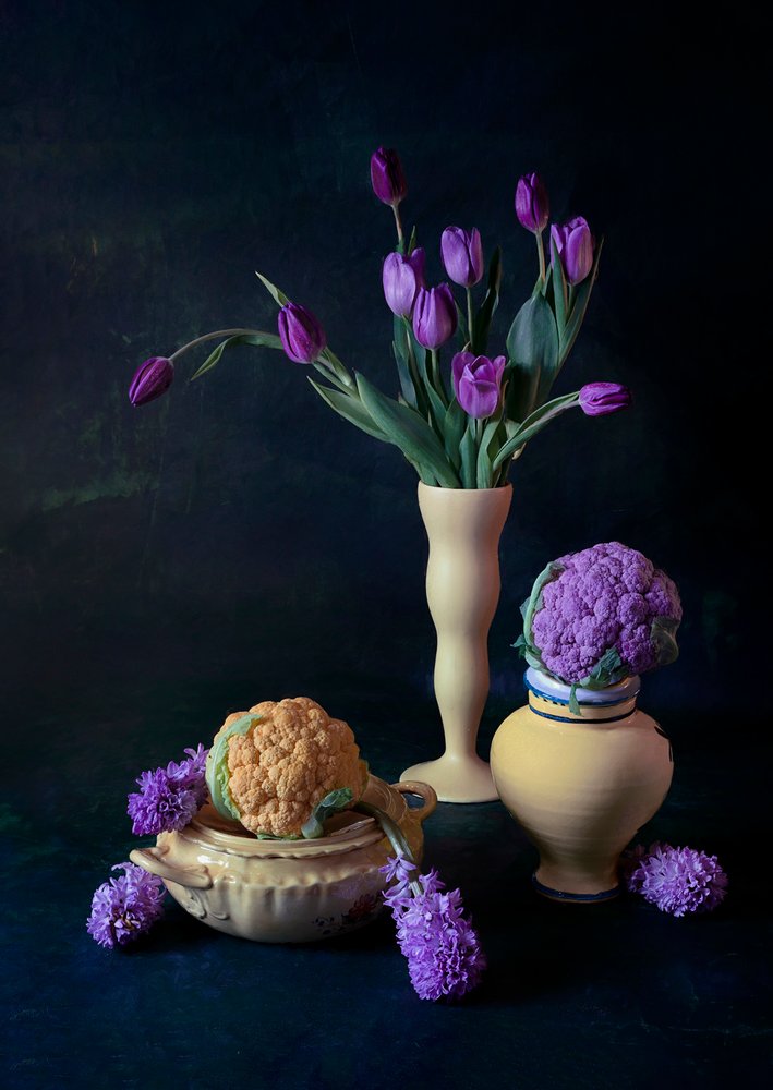 Lilla tulipaner og blomkål av Lydia Jacobs