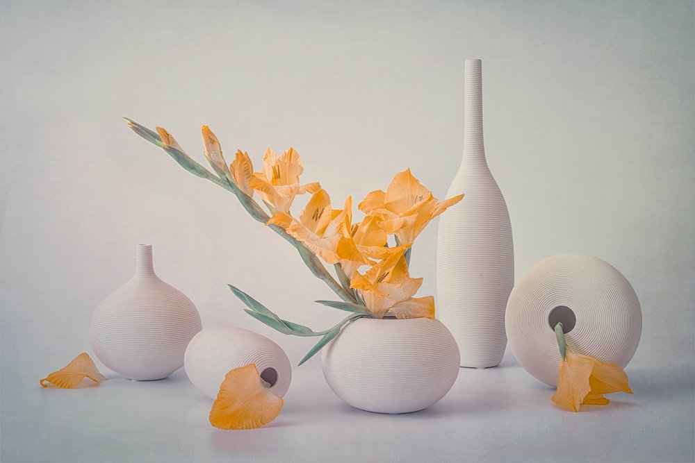 Gule blomster og hvite vaser av Lydia Jacobs