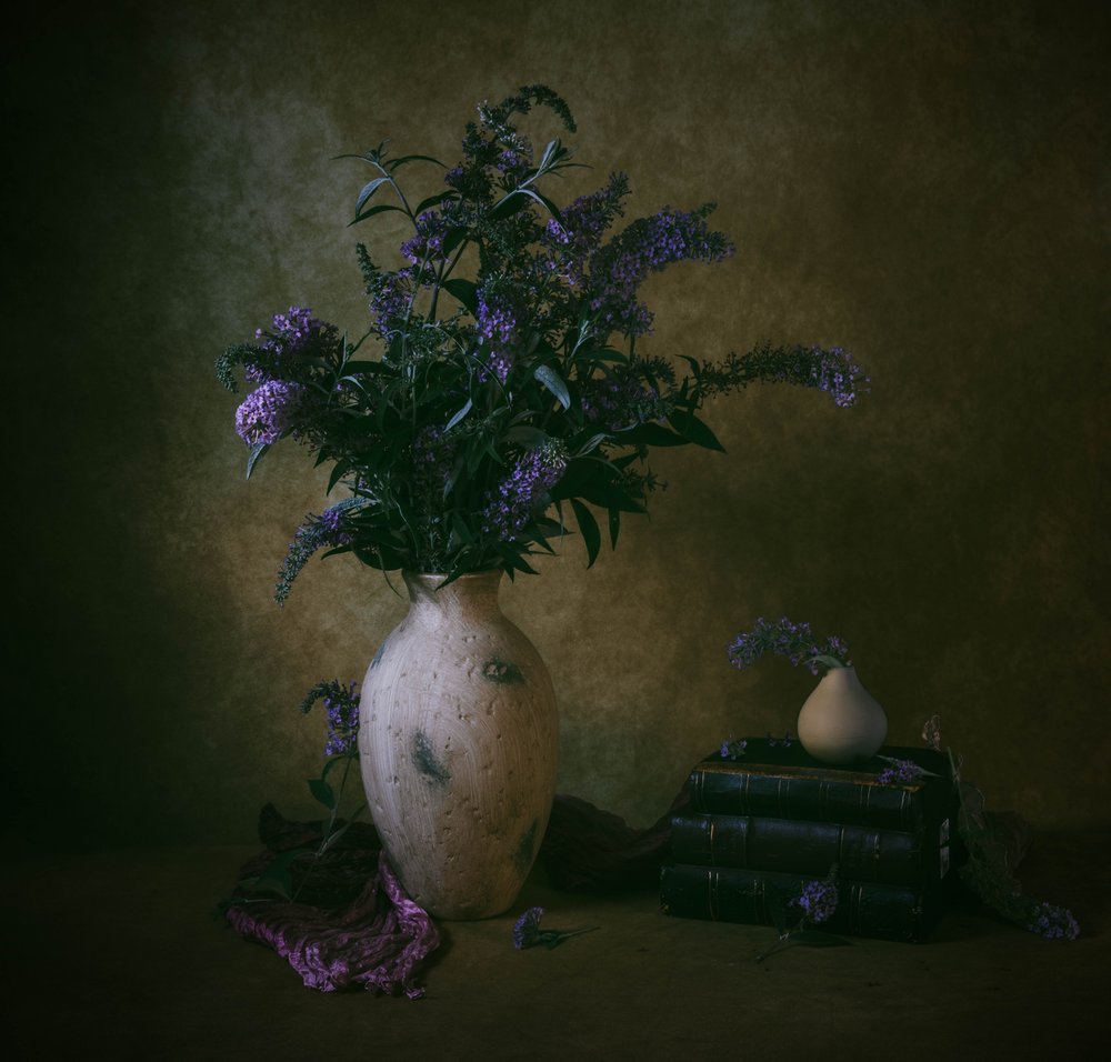 Stemningsfullt blomsterstilleben av May G