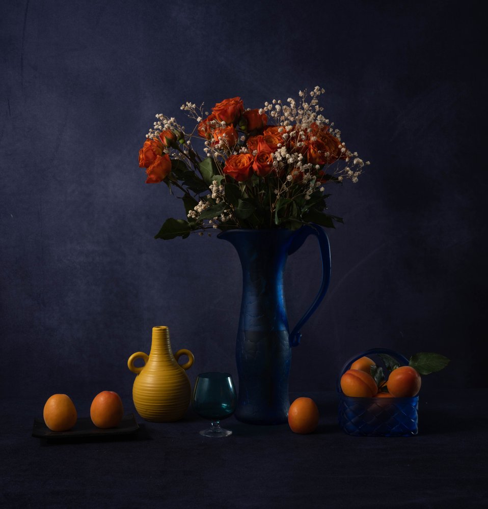 Stemningsfulle blomster og aprikoser av May G