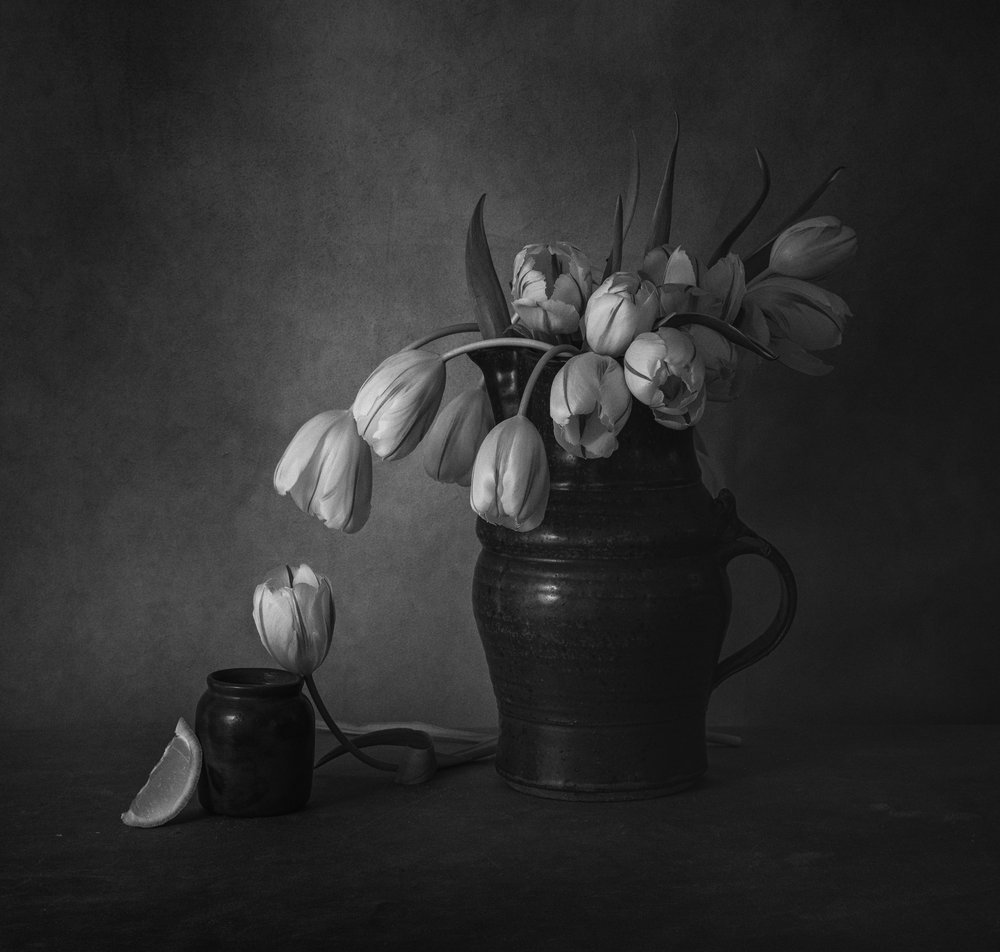 Stemningsfullt stilleben med tulipaner av May G