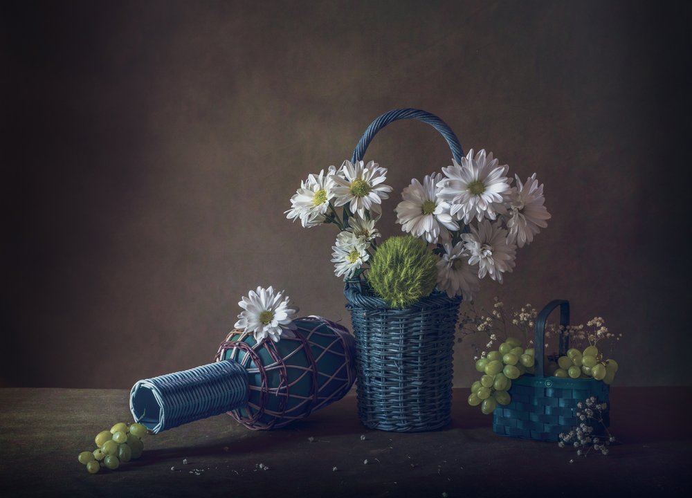 Hvite blomster og druer av May G