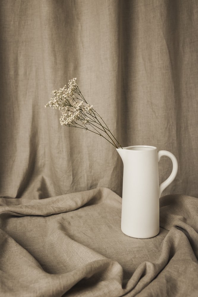 Minimalistisk blomsterstilleben av Mayra Pama