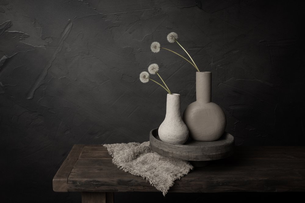 Minimalistiske blomstervaser av Mayra Pama