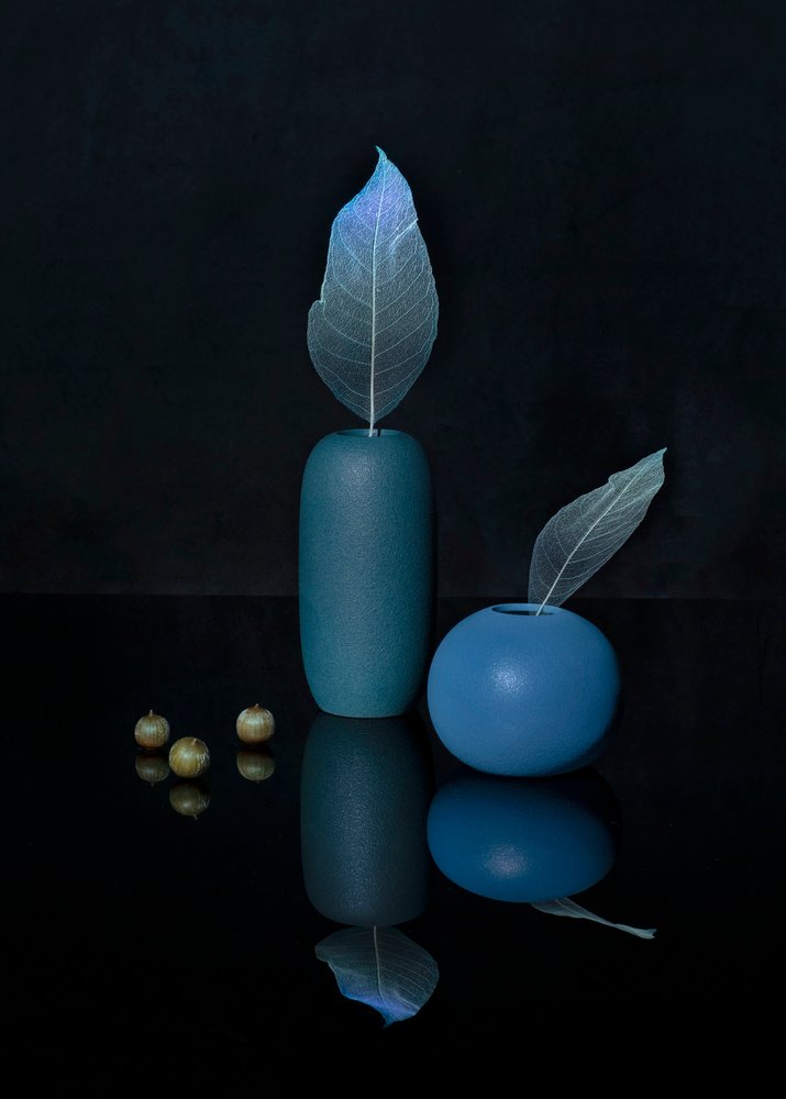 Elegant blått stilleben av Ming Chen
