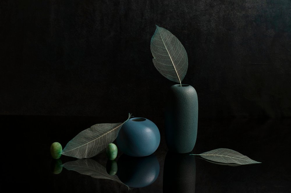 Elegant stilleben med blå vaser av Ming Chen