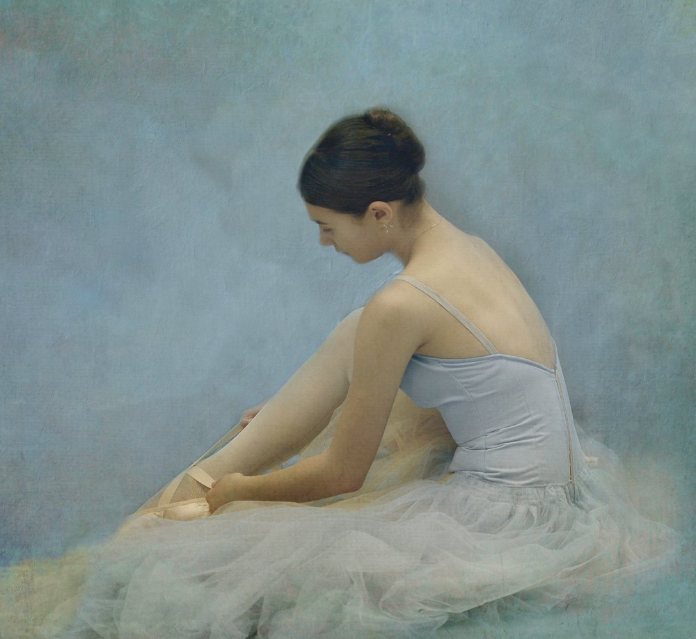 Ballerina som knyter tåspisskoene av Rachel Pansky