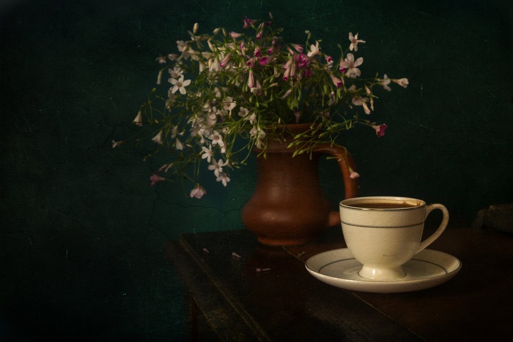 Morgenkaffe og markblomster av Ramiz Sahin