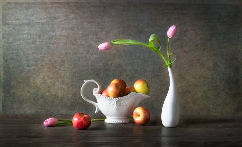 Elegante epler og tulipaner av Rong Wei
