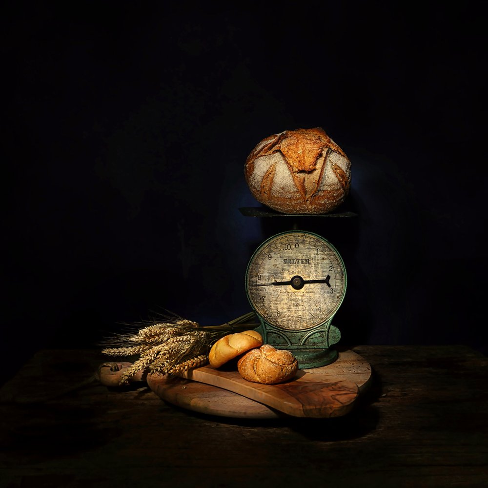Stilleben med håndverksbrød av Saskia Dingemans