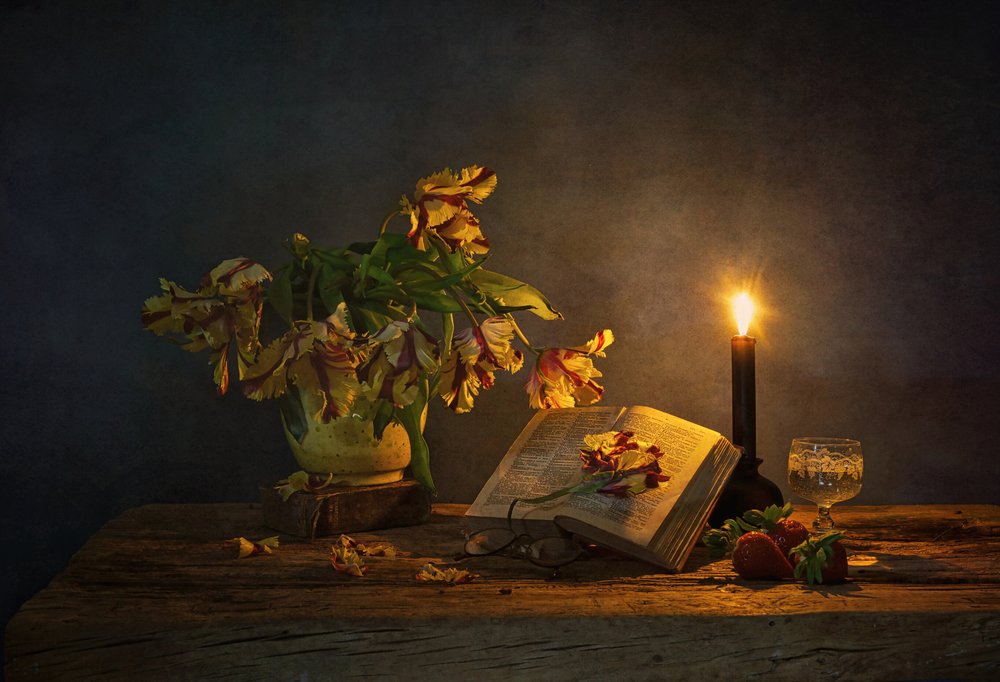 Bok og blomster i stearinlys av Saskia Dingemans