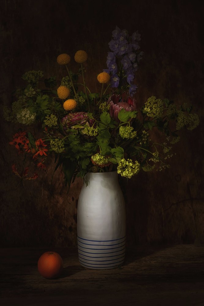 Mørkt blomsterstilleben av Saskia Dingemans