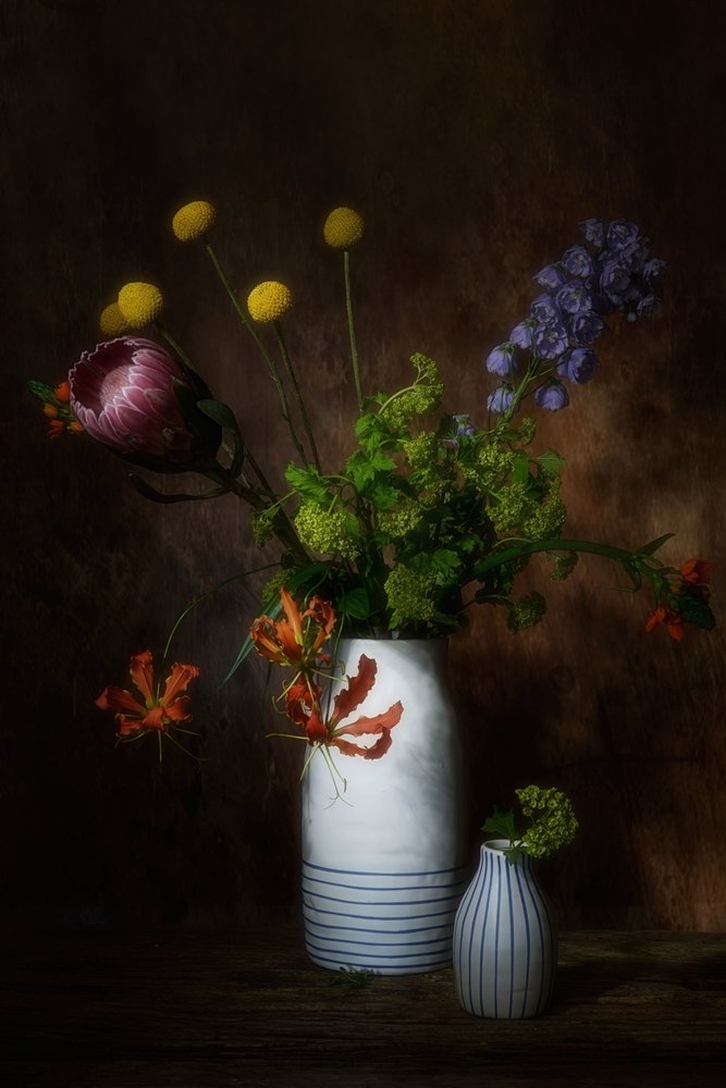 Mørk blomsterstilleben av Saskia Dingemans