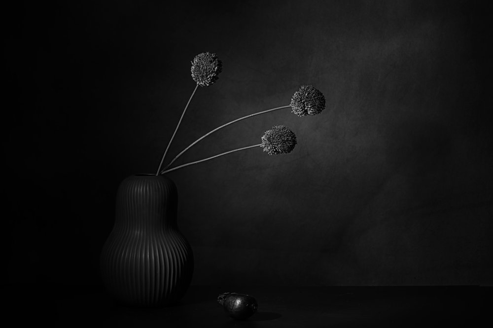 Mørk blomsterstillhet av Saskia Dingemans
