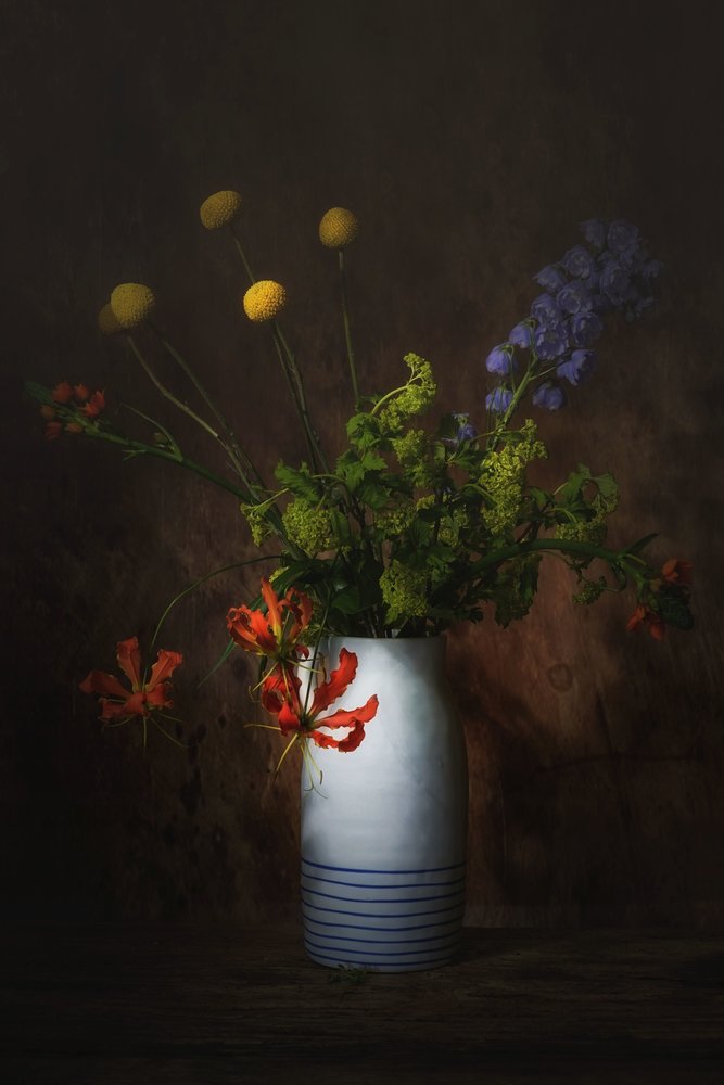 Elegant blomsterstilleben av Saskia Dingemans