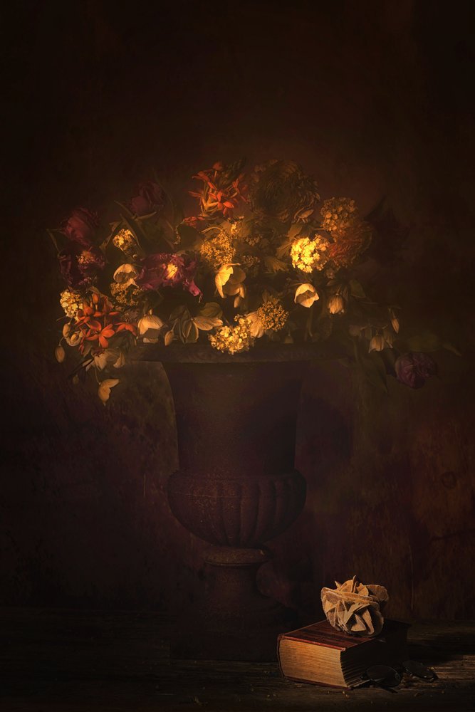 Gyldent blomsterstilleben av Saskia Dingemans