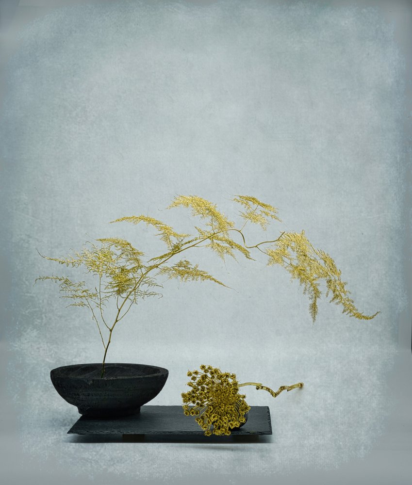Gyldent ikebana-stilleben av Saskia Dingemans
