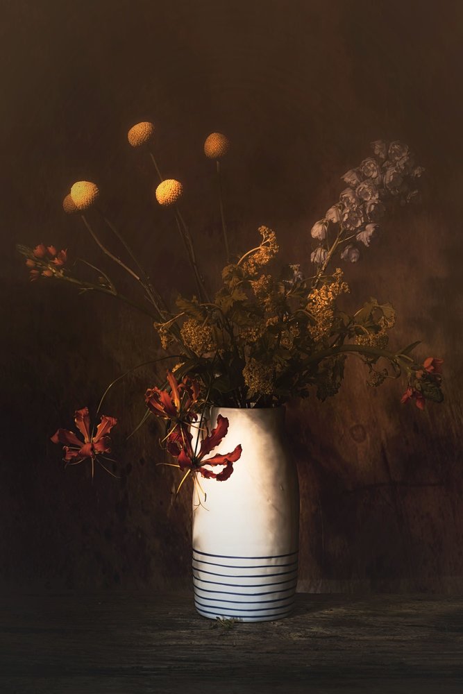 Stemningsfullt blomsterarrangement av Saskia Dingemans