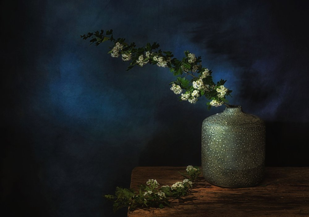 Stemningsfullt blomsterstilleben av Saskia Dingemans