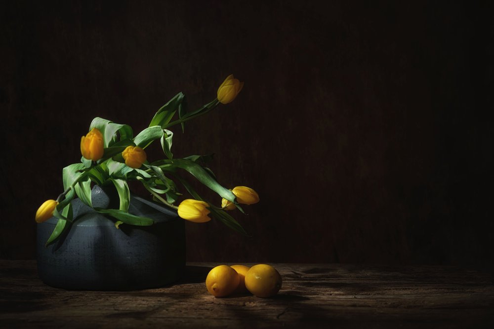 Stemningsfullt stilleben med gule tulipaner av Saskia Dingemans