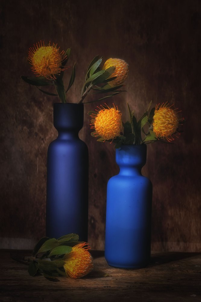 Oransje blomster i blått av Saskia Dingemans