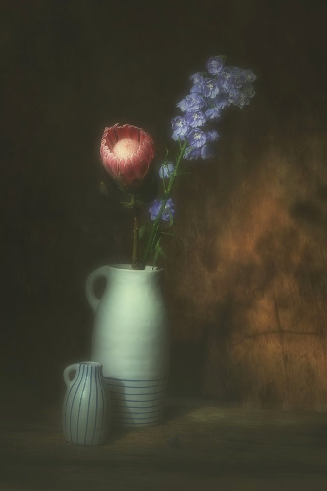 Blomsterstilleben med rosa proteaer av Saskia Dingemans