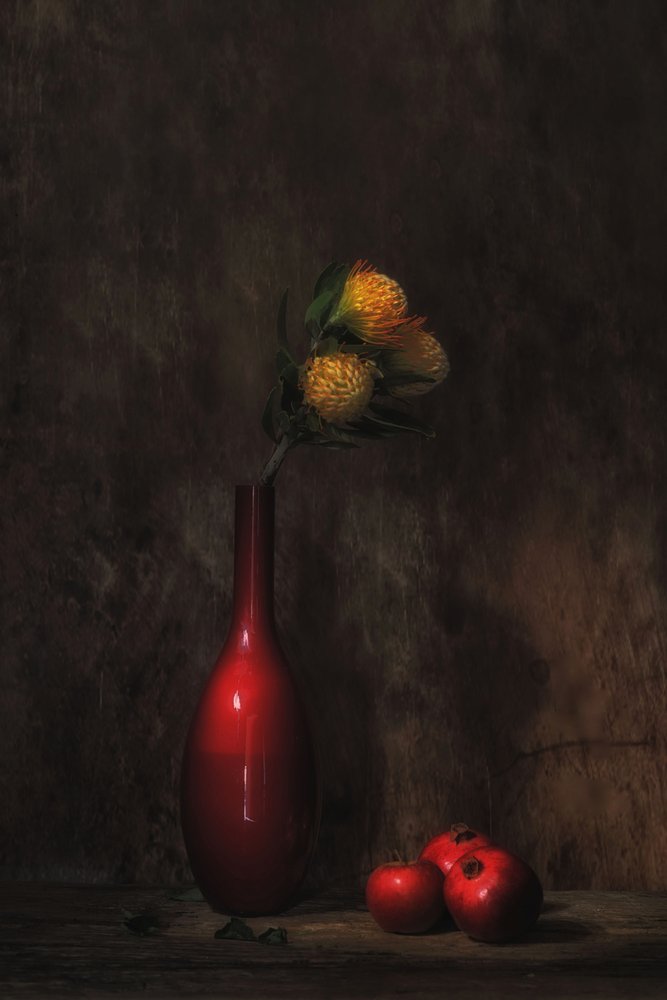 Blomsterstilleben med rød vase av Saskia Dingemans