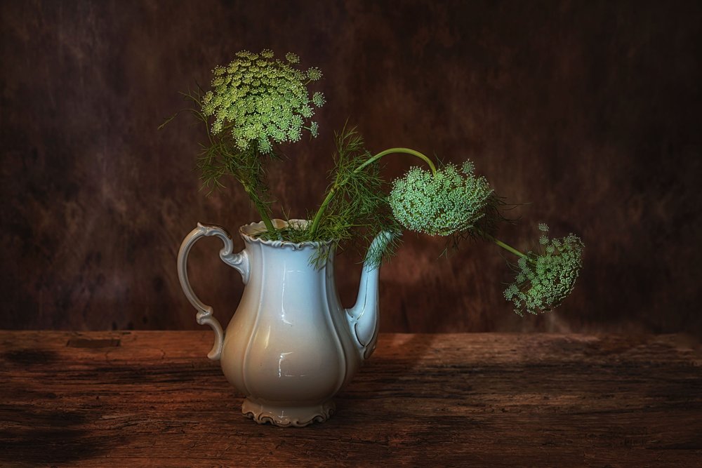 Rustikk mugge med blomster av Saskia Dingemans