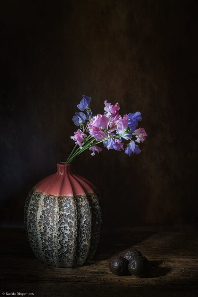 Stilleben med erteblomster av Saskia Dingemans